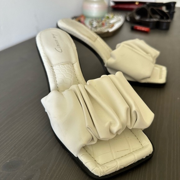 Circus by Sam Edelman Scrunched cushioned white heel - Picture 3 of 5